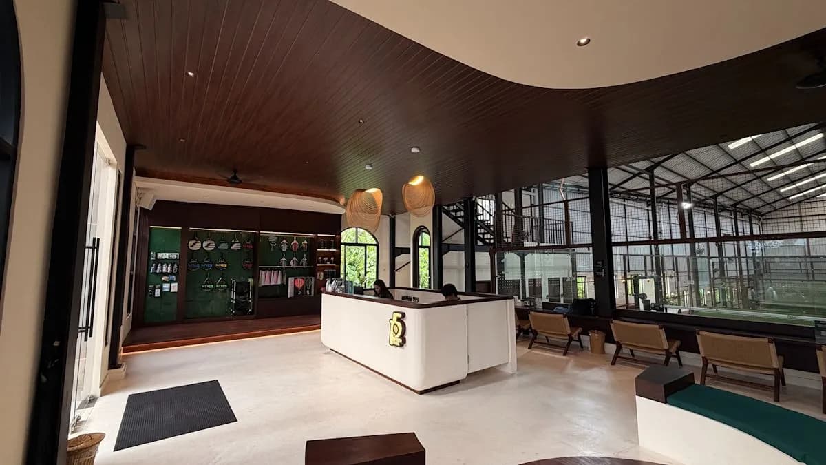 Reception beside the courts at Fifteen Padel Canggu