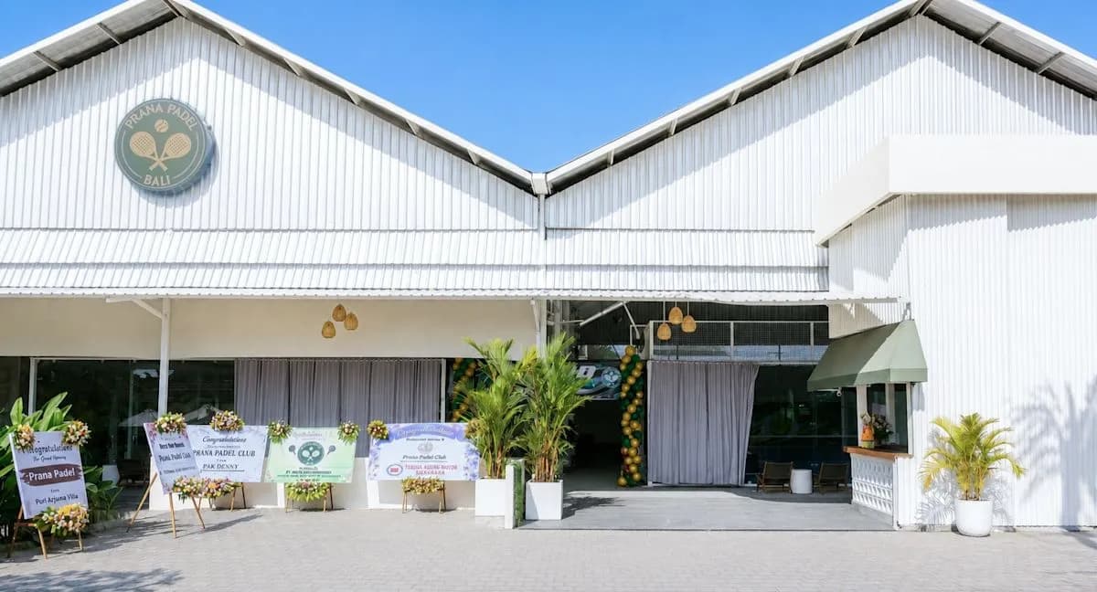 Club building and entrance at Prana Padel